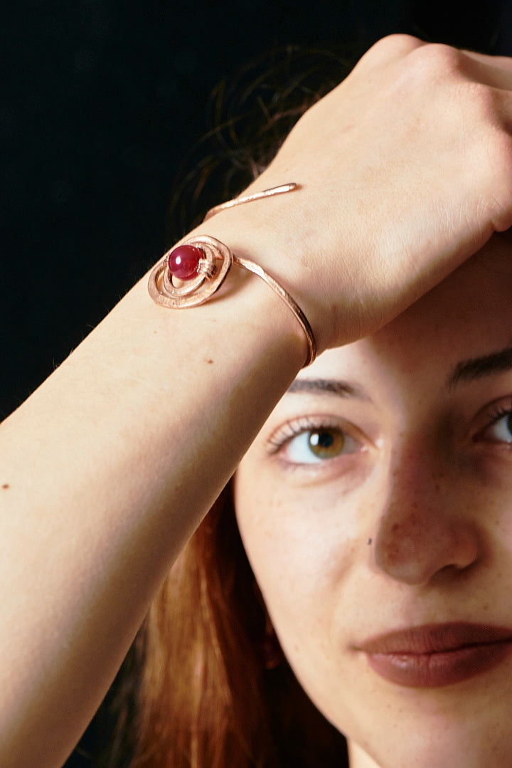 Rosso Strutturato – Copper Spiral Bracelet with Red Stone