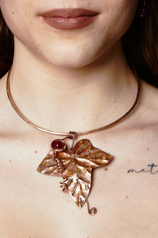 Vite Rossa – Sculpted Copper Leaf Pendant with Red Stone Detail