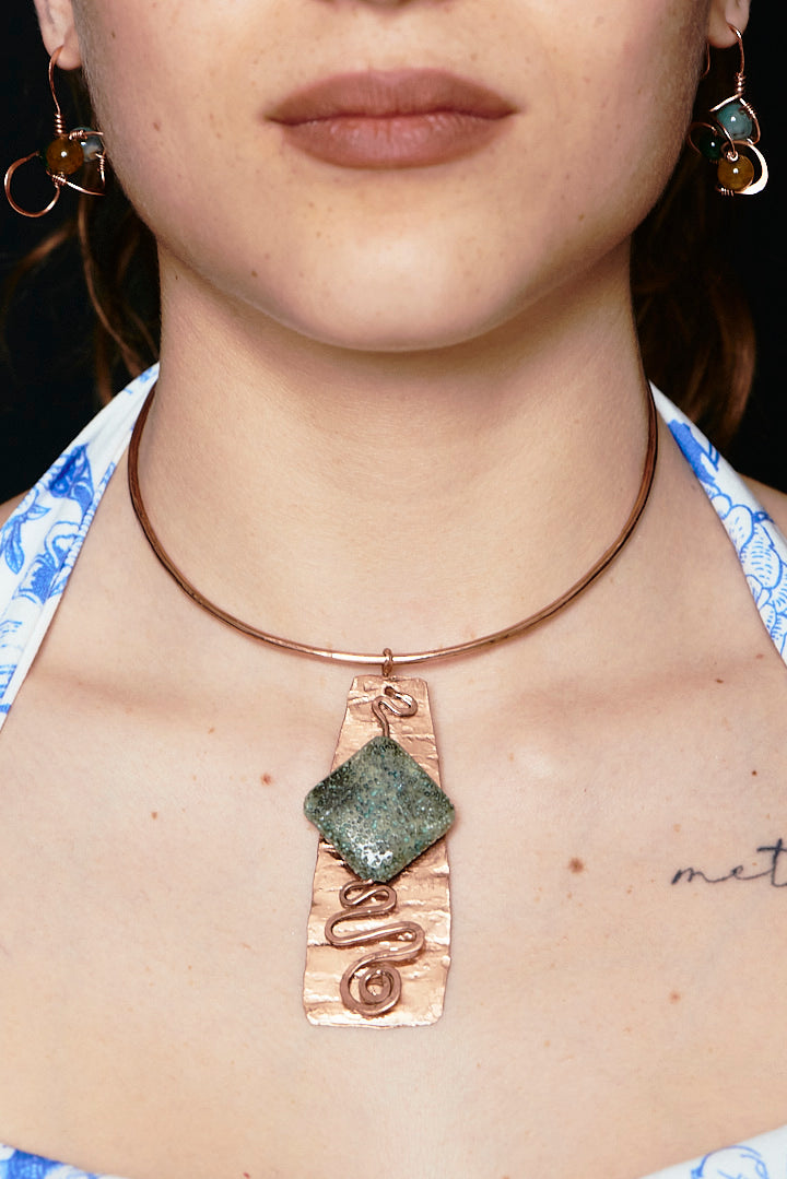 Gioco Minerale – Sculpted Copper Pendant with Green Stone